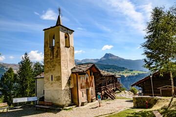 chiesetta di montagna 03 - piazza con chiesa e presenza umana in villaggio alpino.