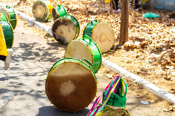 Detalhe de alguns tambores verdes guardados no chão, usados durante as Congadas, manifestação...