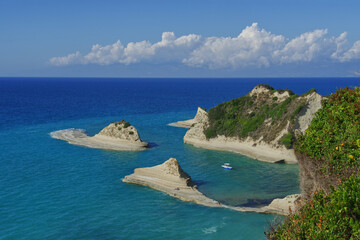 Fototapeta na wymiar Kleines blau-weißes Boot in der Bucht von Kap Drastis, Korfu, Blick von oben, horizontal 