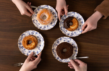 family eating donuts. ドーナツを食べる家族