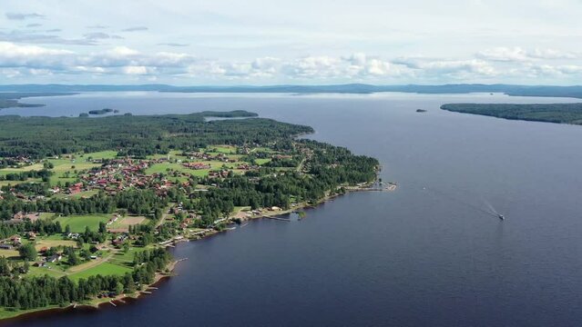 survol du lac Siljan en Su&egrave;de entre Rattvik et Mora