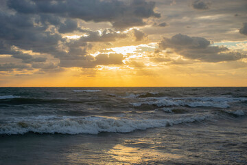 Obraz premium cloudy sunset at the beach