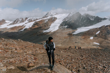 Frau wandert am Gletscher. Wandern am Schnalstaler Gletscher in den Öztaler Alpen. Wintereinbruch am Gletscher. 3