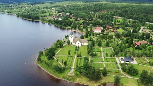 survol du lac Siljan en Su&egrave;de entre Rattvik et Mora