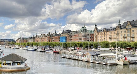ile de Djurgarden et les quais de la ville de Stockholm en Suède	