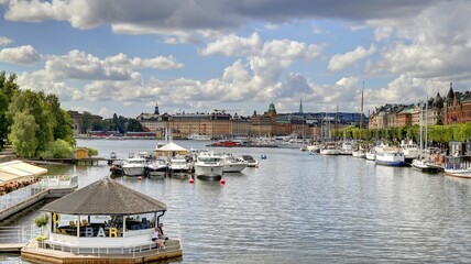Fototapeta premium ile de Djurgarden et les quais de la ville de Stockholm en Suède 