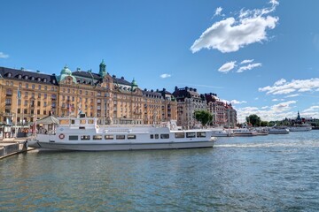 navigation dans le port de Stockholm en Suède - obrazy, fototapety, plakaty
