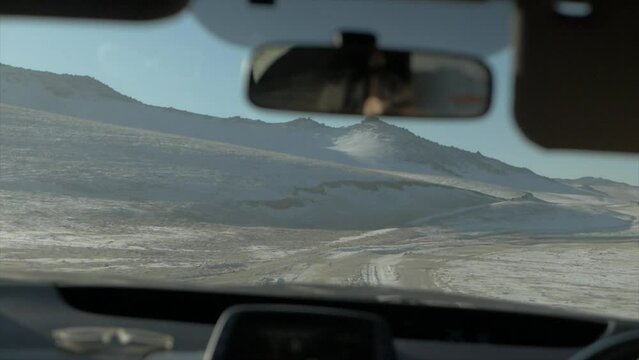 en voiture sur les routes dans le desert et steppes mongoles en hiver