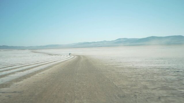 en voiture sur les routes dans le desert et steppes mongoles en hiver