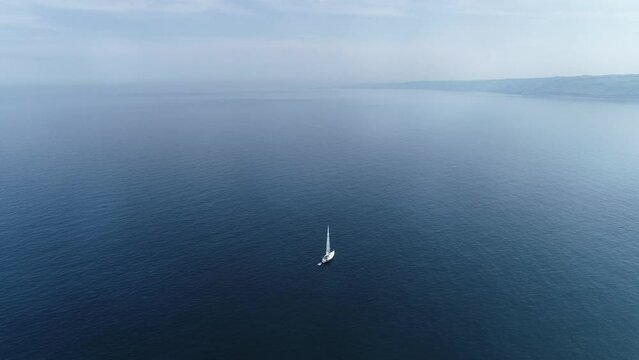 Bateau au large des c&ocirc;tes normandes - France