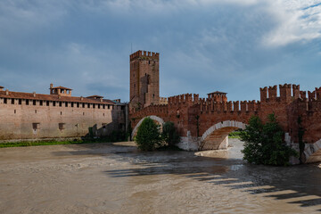 Obraz premium Castelvecchio. castelvecchio, adige, river, rivière, pont, bridge, Italy, Verona, tour, ancien, italie, vieux, bâtiment, historique, chateau, castle, tourisme, mediéval, europe, fleuve, architecture, 