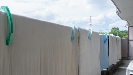ベランダで寝具を干す・日本の布団