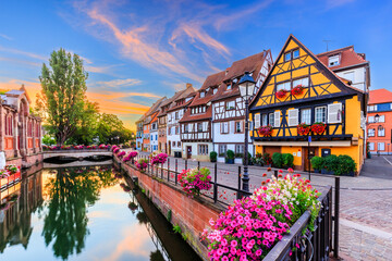 Colmar, Alsace, France. Petite Venice, water canal and traditional half timbered houses. - obrazy, fototapety, plakaty