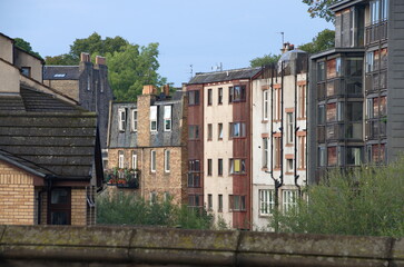 Blick von der  Brücke der Deanhaugh Street auf Häuser am Water of Leith in Edinburgh - 530105951