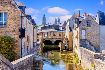 Bayeux, Normandy in northwestern France. The historic centre, the Notre Dame Cathedral and the Aure river. - obrazy, fototapety, plakaty
