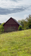 Obraz premium STARA DREWNIANA STODOŁA