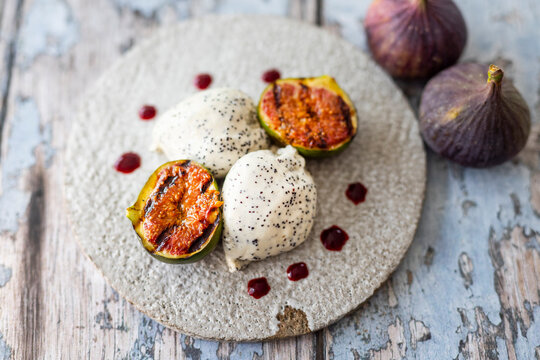 Mousse aus Mohn und wei&szlig;er Schokolade mit gegrillten Feigen