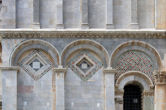 Edicole ornamenti e lesene della Chiesa di Santa Maria Assunta di Pisa