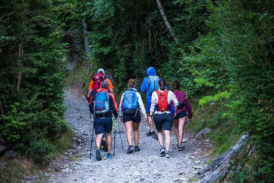 Excursionistas haciendo senderismo por las monta&ntilde;as del Pirineo. 