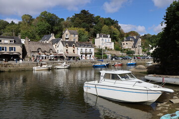 Fototapeta na wymiar Le port, port de plaisance, sur la rivière l'Aven, village de Pont Aven, département du Finistère, Bretagne, France