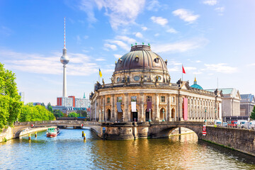 Fototapety  Museum Island and view on the bridge over the river Spree, beautiful panorama of Berlin, Germany