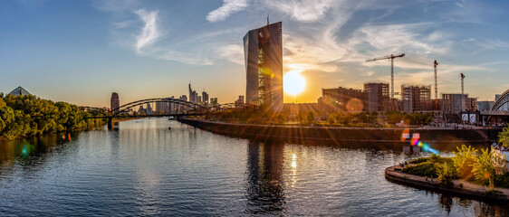 Europäische Zentralbank in Frankfurt am Main mit Skyline im Sonnenuntergang - obrazy, fototapety, plakaty