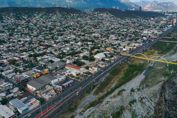Vista aérea del Río Santa Catarina. Monterrey, México