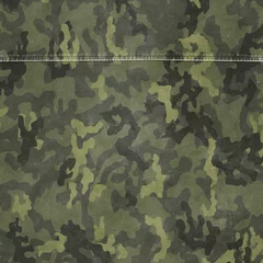 Camouflage-Militärunifom mit grüner Camouflage-Textur © AlessandroDellaTorre