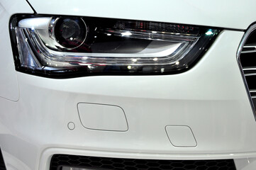 Fototapeta na wymiar Detalhes de vários tipos de equipamento de luz do carro, o farol dianteiro. 
