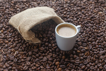 Taza de café solo caliente por la mañana para desayunar