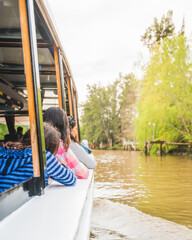 Familia disfrutanfo viaje en barco por el rio