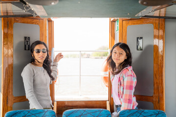 Familia disfrutanfo viaje en barco por el rio