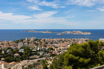 Obraz premium Vue depuis la Basilique Notre-Dame de la Garde sur les Îles du Frioul, le Château d'If et le Quartier de l'Endoume