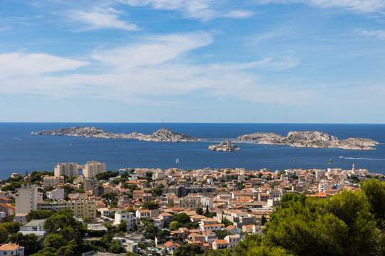 Vue depuis la Basilique Notre-Dame de la Garde sur les &Icirc;les du Frioul, le Ch&acirc;teau d'If et le Quartier de l'Endoume