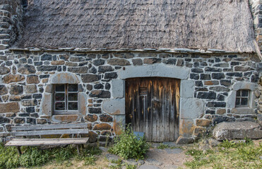 vieille ferme en pierres avec toit en chaume