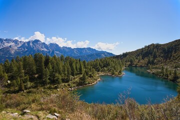 Fototapeta na wymiar Lago di Vacarsa con il gruppo del Brenta