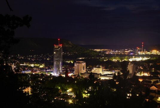 Universit&auml;tsstadt im Abendlicht