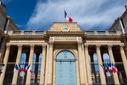 Paris, France - 12 septembre 2022: Fa&ccedil;ade du b&acirc;timent de l'Assembl&eacute;e Nationale, &eacute;galement appel&eacute; Palais Bourbon ou chambre des d&eacute;put&eacute;s, repr&eacute;sentants &eacute;lus au parlement par le peuple fran&ccedil;ais