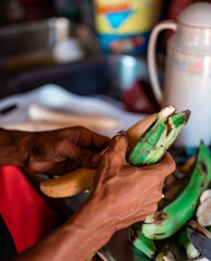 Pelando plátanos dominicanos.