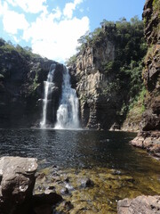 Cachoeira do Garimpão com 60 metros de altura no Parque Chapada dos Veadeiros com um grande poço bom para banho. 
