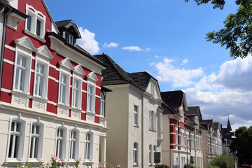 Alte Fassaden und Straßenbegrünung im sanierten Altbauviertel in Bielefeld, NRW, Deutschland: 