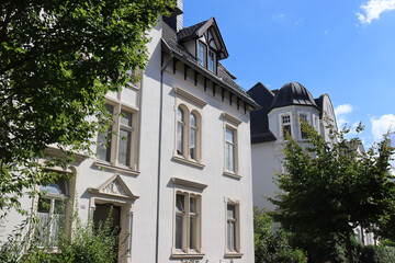 Alte Fassaden und Straßenbegrünung im sanierten Altbauviertel in Bielefeld, NRW, Deutschland: 