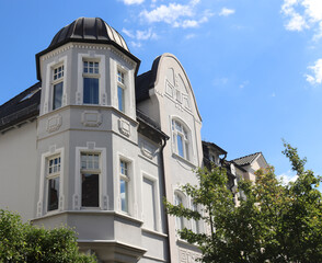 Alte Fassaden und Straßenbegrünung im sanierten Altbauviertel in Bielefeld, NRW, Deutschland: 