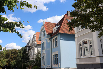 Alte Fassaden und Straßenbegrünung im sanierten Altbauviertel in Bielefeld, NRW, Deutschland:  - obrazy, fototapety, plakaty