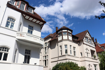 Alte Fassaden und Straßenbegrünung im sanierten Altbauviertel in Bielefeld, NRW, Deutschland: 