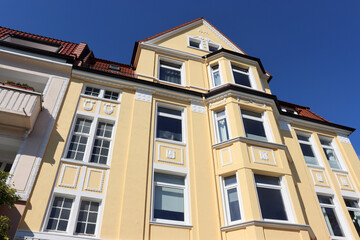 Fototapeta na wymiar Alte Fassaden und Straßenbegrünung im sanierten Altbauviertel in Bielefeld, NRW, Deutschland: 