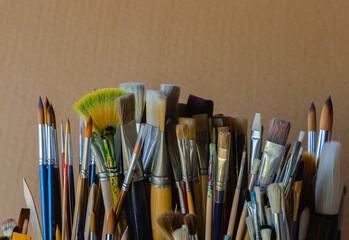Obraz premium Selective focus on paintbrushes. Many art brushes with brown backgrounds. Close up and copy space