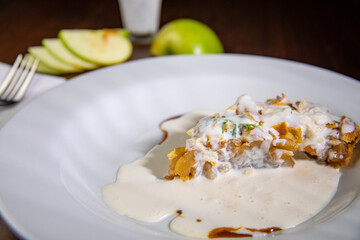 apple pie slice with cream