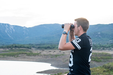 Obraz premium young man looking for animals