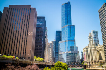 Fototapeta na wymiar A huge skyscraper building in Chicago, Illinois